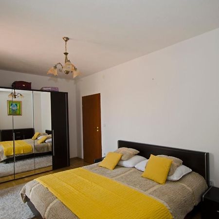 Rooms Leda Vrlika Exteriör bild