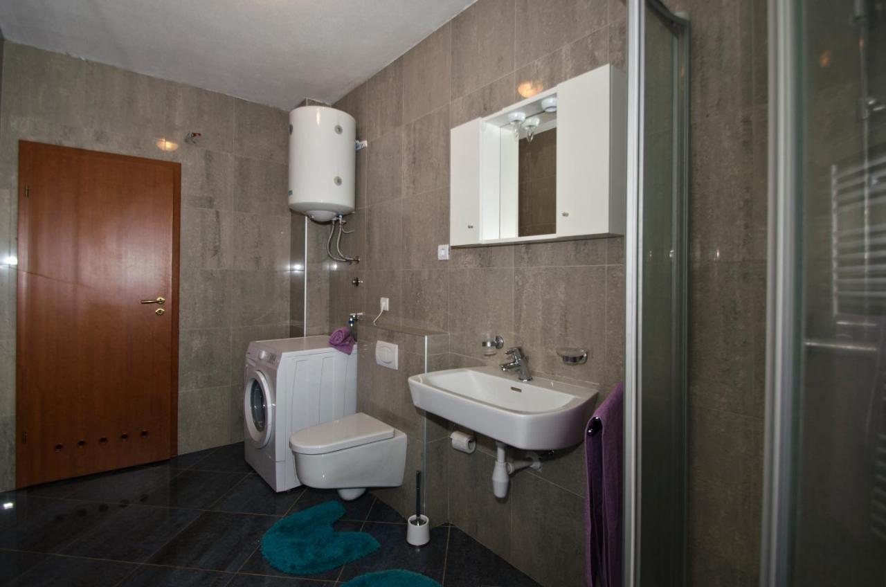 Rooms Leda Vrlika Exteriör bild