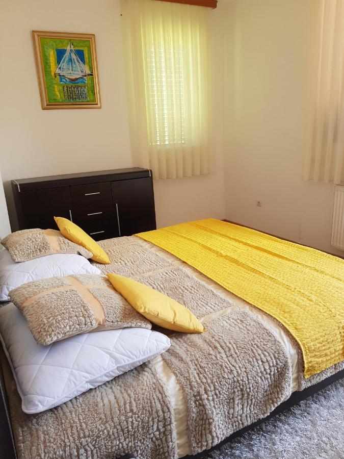 Rooms Leda Vrlika Exteriör bild