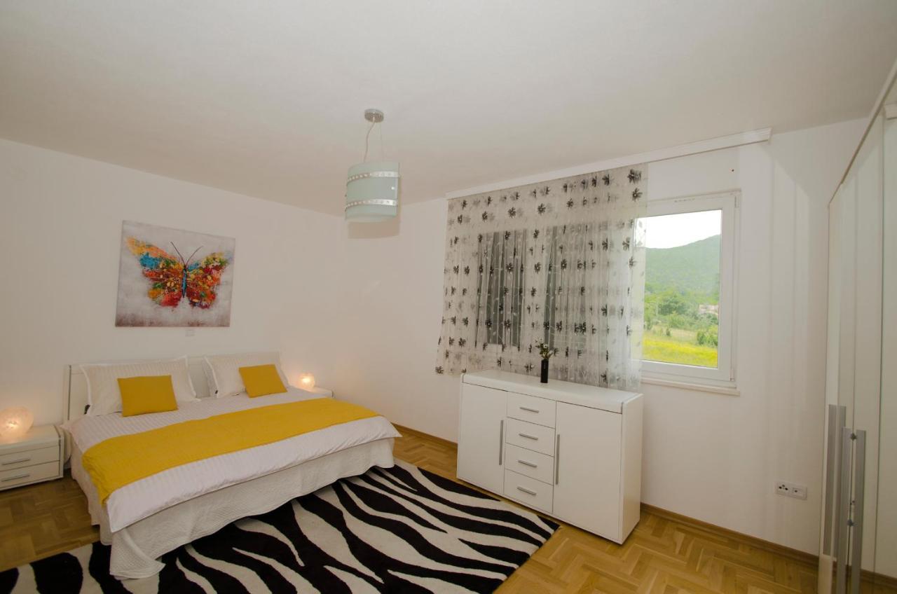Rooms Leda Vrlika Exteriör bild