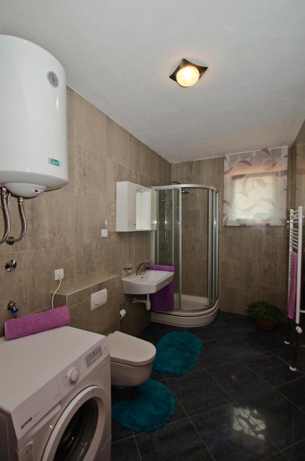 Rooms Leda Vrlika Exteriör bild