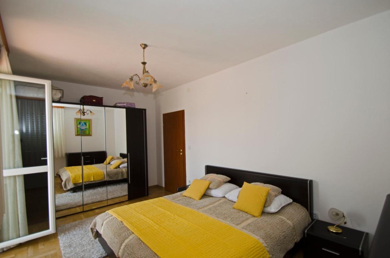 Rooms Leda Vrlika Exteriör bild