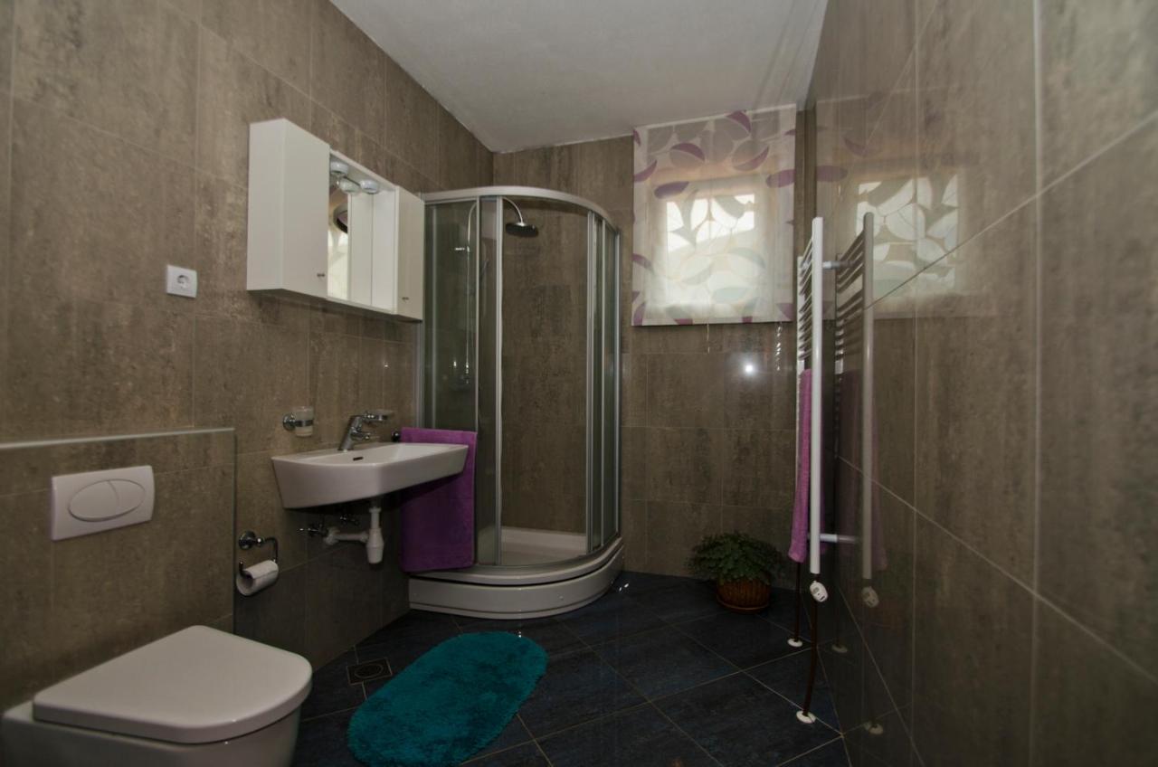 Rooms Leda Vrlika Exteriör bild
